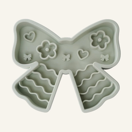 coquette forage feeder in matcha (sage)